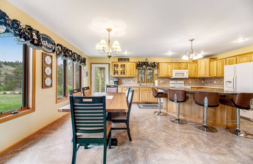Hot Springs Casa | Large and attractive home w/WiFi, private washer and dryer, central AC, patio