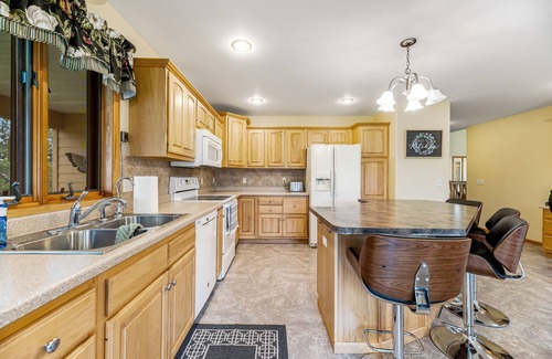 Hot Springs Casa | Large and attractive home w/WiFi, private washer and dryer, central AC, patio