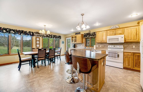 Hot Springs Casa | Large and attractive home w/WiFi, private washer and dryer, central AC, patio