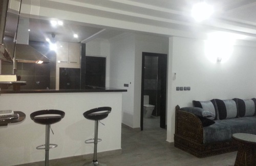 Les Amicales Apartamento | Grandes y hermosas 2 modernas nuevas habitaciones con aire acondicionado y wifi satélite