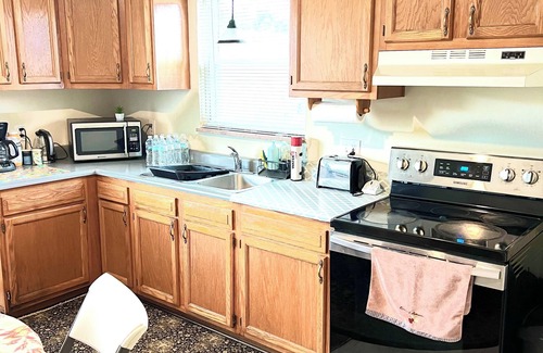 Columbus Casa | Large and neatly arranged house with a large parking lot .