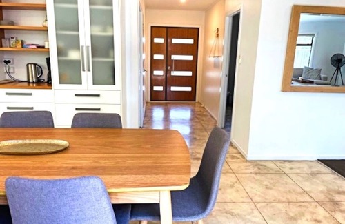 Mangawhai Heads Casa | Large and private summer pad | Spa | huge backyard | 3 mins to beach