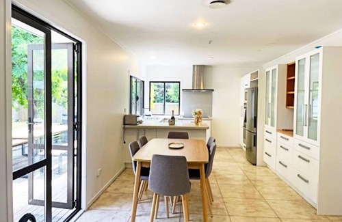 Mangawhai Heads Casa | Large and private summer pad | Spa | huge backyard | 3 mins to beach