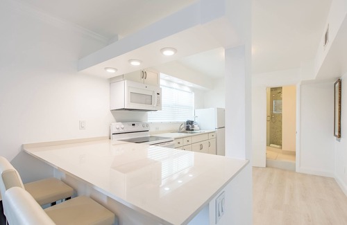 Barrier Island Apartamento | Large and tranquil suite, just steps from the Ocean..