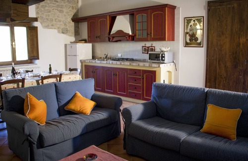 Piegaro Apartamento | Amplio apartamento en una casa de campo en el verde campo de Perugia