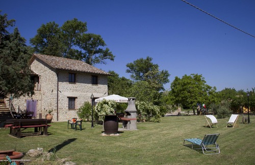 Piegaro Apartamento | Amplio apartamento en una casa de campo en el verde campo de Perugia