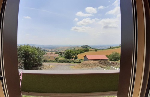 Aulhat-Flat Casa | Amplio apartamento en casa contemporánea con vista panorámica en una zona tranquila.