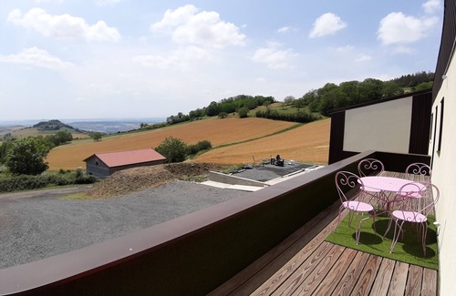 Aulhat-Flat Casa | Amplio apartamento en casa contemporánea con vista panorámica en una zona tranquila.