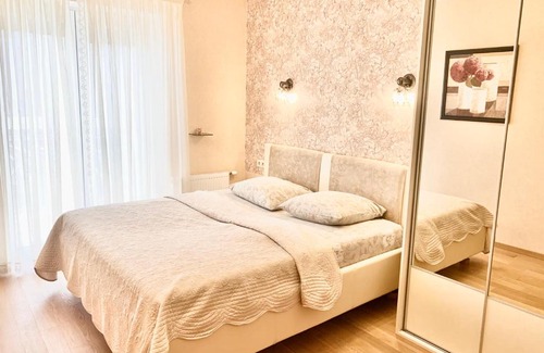 Tsentralny District Apartamento | Large Apartment on REPINA-4