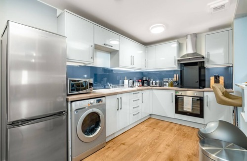 Amesbury Apartamento | Large Apartment Stonehenge Amesbury Town Centre Smart TV’s Netflix FREE PARKING