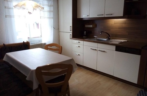 Heinrichsbrunn Apartamento | Amplio apartamento con balcón privado y entrada independiente.