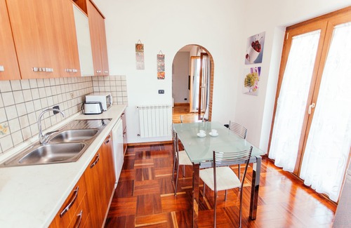 Isola Sacra Apartamento | Amplio apartamento cerca del aeropuerto, aparcamiento privado gratuito.
