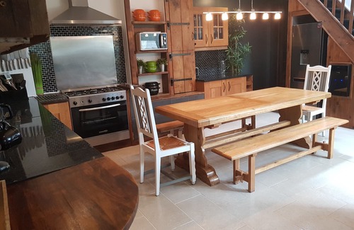 Isigny-le-Buat Casa | Conversión de granero grande, perfecta para una escapada de amigos y familiares