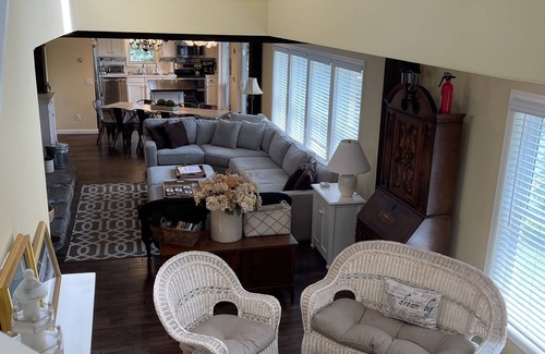 Copake Lake Casa | Gran casa de vacaciones con estilo de granero que se adapta a grupos con espacio de sobra.