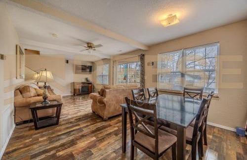 Lake Ozark Casa | Large Beach Cabin