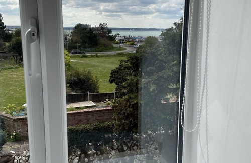 Alverstoke Casa | Large Beach Front House, Hot Tub, Games Room; Full Size Snooker & Scenic Gardens