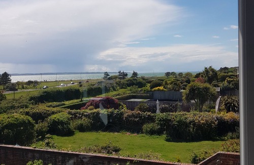 Alverstoke Casa | Large Beach Front House, Hot Tub, Games Room; Full Size Snooker & Scenic Gardens
