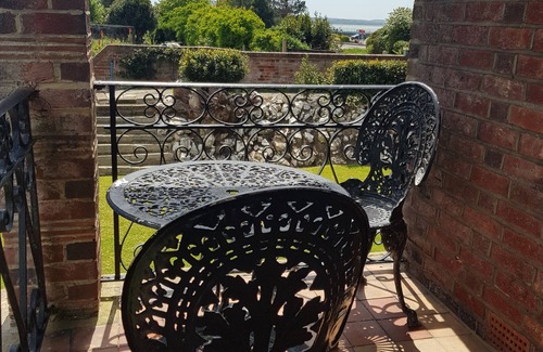 Alverstoke Casa | Large Beach Front House, Hot Tub, Games Room; Full Size Snooker & Scenic Gardens