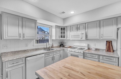 Keansburg Casa | Large Beach House &Front WaterPark