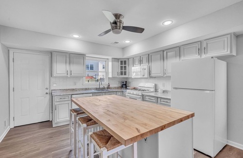 Keansburg Casa | Large Beach House &Front WaterPark