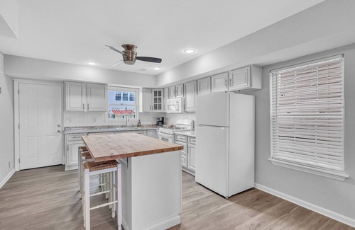 Keansburg Casa | Large Beach House &Front WaterPark