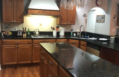 Pewaukee Casa | Hermosa casa a minutos del lago Pewaukee.