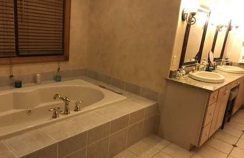 Pewaukee Casa | Hermosa casa a minutos del lago Pewaukee.