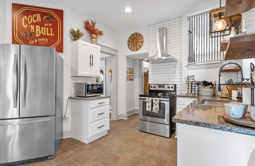Midtown - Westport Casa | Large Beautiful Midtown Home with Private Parking!