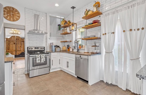 Midtown - Westport Casa | Large Beautiful Midtown Home with Private Parking!