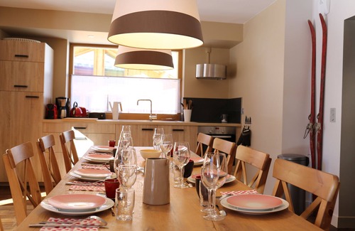 Pralognan-la-Vanoise Apartamento | Amplio apartamento luminoso con balcón orientado al sur con vistas a las montañas.
