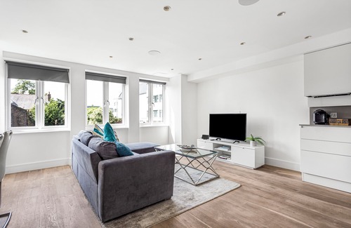 Walpole Apartamento | Large Bright One Bedroom Apartment, 5 Minutes Walk From Ealing Broadway Station!
