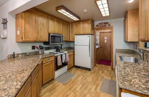 Dorrington Casa | Large cabin, Big Trees State Park, w/deck/movie-theater/game-rooms/dog friendly