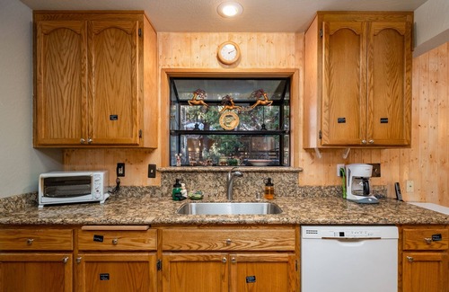 Dorrington Casa | Large cabin, Big Trees State Park, w/deck/movie-theater/game-rooms/dog friendly