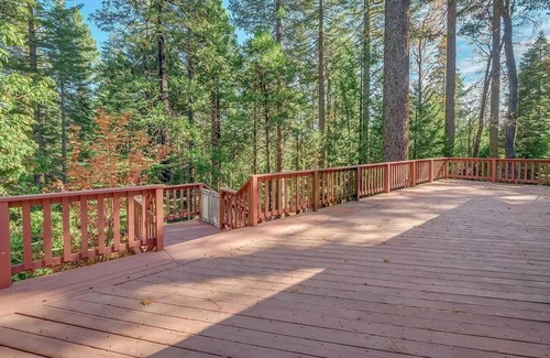 Dorrington Casa | Large cabin, Big Trees State Park, w/deck/movie-theater/game-rooms/dog friendly