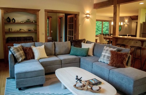 Mountain Base Cabina | Large Cabin- Game Room/Pool Table/Arcades/Hot Tub