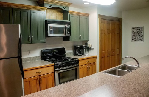 Mountain Base Cabina | Large Cabin- Game Room/Pool Table/Arcades/Hot Tub