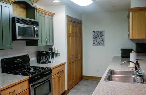 Mountain Base Cabina | Large Cabin- Game Room/Pool Table/Arcades/Hot Tub