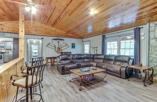 Cleveland Casa | Large Cabin w/Hot Tub, Game Room & Fire Pit! 15 min from Helen. Pet Friendly