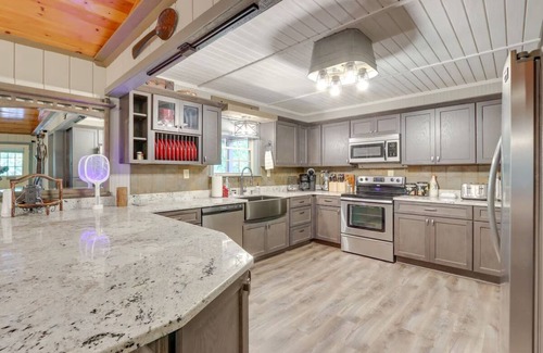 Cleveland Casa | Large Cabin w/Hot Tub, Game Room & Fire Pit! 15 min from Helen. Pet Friendly