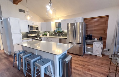 Log Cabin Cabina | Large Cedar Creek Reservoir Lake House: patios, lake access, fishing & fire pit