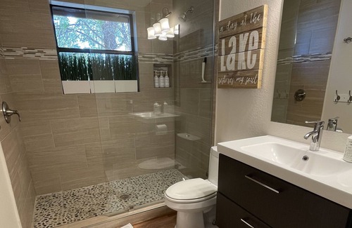 Log Cabin Cabina | Large Cedar Creek Reservoir Lake House: patios, lake access, fishing & fire pit