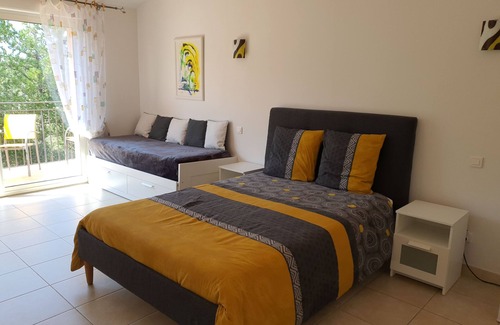 Aubais Cama Y Desayuno | Large Chambre D'hôtes (3) Avec Terrasse au Calme. Pets Accepted