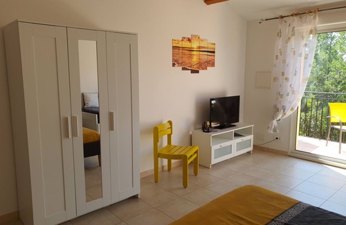 Aubais Cama Y Desayuno | Large Chambre D'hôtes (3) Avec Terrasse au Calme. Pets Accepted