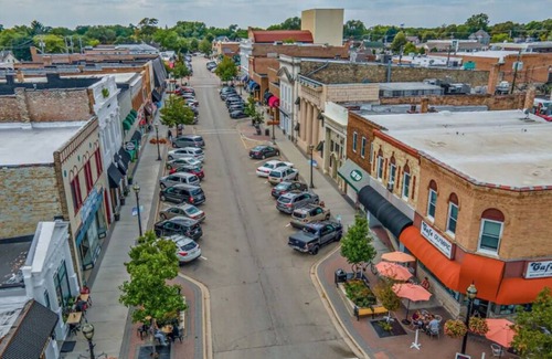 Village of Lakewood Otro | Large Charming Vintage Apartment, Dog friendly, Walk Everywhere!