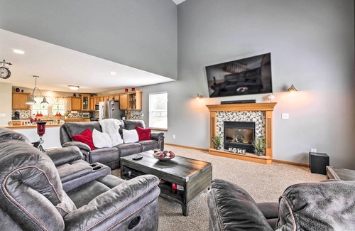 Brook Park Casa | ¡Casa grande de Cleveland con fogatas, patio y bar!
