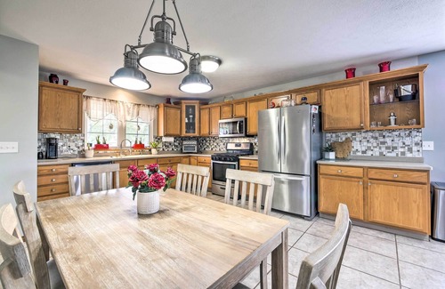 Brook Park Casa | ¡Casa grande de Cleveland con fogatas, patio y bar!
