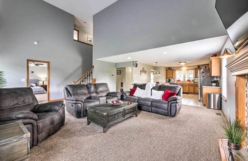 Brook Park Casa | ¡Casa grande de Cleveland con fogatas, patio y bar!