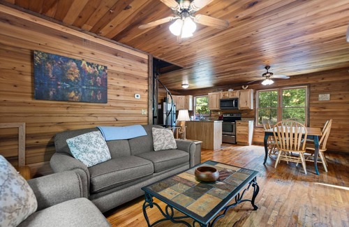 Zoe Cabina | Large Cliffview Resort Vacation Cabin. Private Fishing Pond, Pool Table, Hot Tub