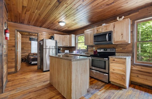Zoe Cabina | Large Cliffview Resort Vacation Cabin. Private Fishing Pond, Pool Table, Hot Tub