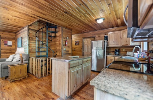 Zoe Cabina | Large Cliffview Resort Vacation Cabin. Private Fishing Pond, Pool Table, Hot Tub